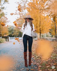 Brown Boots Women Outfit Winter, Horse Racing Outfits Women, Winter Cowboy Boots Outfit, Cute Thanksgiving Outfits, Thanksgiving Outfit Women, Looks Country, Fall Photoshoot, Belem