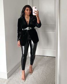 Casual Weekend Outfit Summer, Patent Leather Leggings Outfit, Leather Leggings Outfit Night Going Out, Leather Leggings Outfit Night, Black Leather Leggings Outfit, Leather Pants Outfit Night, Faux Patent Leather Leggings, Faux Leather Leggings Outfit, Women Leggings Outfits