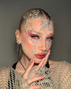 Look Like a Futuristic Beauty with These Shining Silver Makeup Looks Makeup Looks Silver, Silver Makeup Looks, Futuristic Makeup, Best Colored Contacts, Colored Eye Contacts, Eye Contacts, Silver Makeup, Runway Makeup, Gothic Makeup