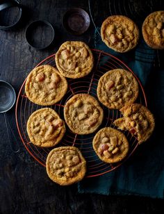 several cookies are cooling on a wire rack