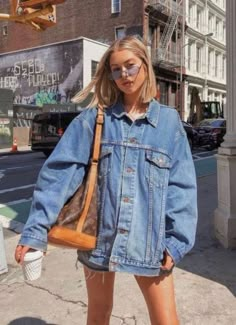 ¿Te regalaron ropa y te quedó grande? No la cambies y ármate estos looks Oversized Jean Jacket Outfit, Oversized Jacket Outfit, Boyfriend Jean Jacket, Spring Denim Jacket, Culottes Outfit, Outfit Curvy, Jeans Winter, Looks Jeans