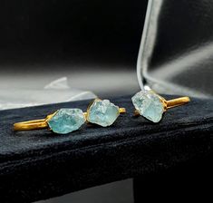 Roher Aquamarinring, Goldkristallring, zierlicher Ring, Rohkristall, Fische-Ring, Rohsteinring, | März Geburtsstein Ring, Gold Crystal Ring Edelstein:Aquamarin Hauptstein Behandlung: Natürlich Stein Größe: Free Size Bandstärke: 2 mm Edelsteingewicht: 5 ct Größe: - Alle US-Größen verfügbar EDELSTEIN EIGENSCHAFTEN: Aquamarin: Der Aquamarin ist ein „Stein des Mutes und des Schutzes". Aquamarin kann verwendet werden, um den verbalen Selbstausdruck zu fördern und die Klarheit des Denkens zu fördern. Aquamarine Ring Gold, Pisces Ring, March Birthstone Ring, Raw Stone Jewelry, Raw Aquamarine, Gemstone Properties, Raw Stone Ring, Zierlicher Ring, Aquamarine Ring