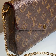 Like New, With L.V Pochette No Marks, Stains, Or Odors ! Retails $1500+Tax Includes: *Original Tags *Packaging Louis Vuitton Felicie, Lv Pochette, Bags Louis Vuitton, Louis Vuitton Bags, Louis Vuitton Handbags, Brown Gold, Louis Vuitton Bag, Bag Lady, Like New