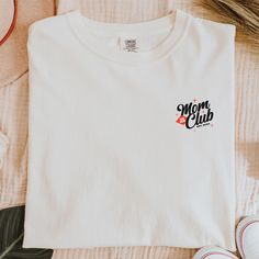 VINTAGE The New Moms Club Graphic Tee. New to the club? What a better time to get yourself, a friend or a loved one a trendy new mom club vintage styled logo tee. Printed logo on both from and back. T-Shirt options are only for adult sizes. Please check the Size Charts for the size. Drop Down Menu automatically shows all available colors. SIZING Customers are most satisfied with their usual size in a women's tee. If you are looking for an oversized look please size up 2 sizes! If you are unsure Club T Shirt, Logo Vintage, Moms Club, Mama Shirts, First Mothers Day, Trendy Shirts, Mama Shirt, New Mom, Vintage Logo