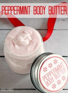 I love this quick and easy Peppermint Body Butter! Makes a great Christmas gift and comes with a free printable tag! Peppermint Body Butter, Homemade Body Butter, Diy Body Butter, Lotion Recipe, Body Butters Recipe, Diy Lotion, Homemade Lotion, Nate Berkus