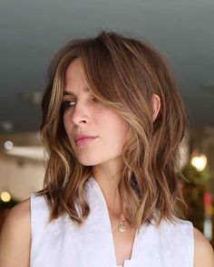 Thick Bob Haircut, Mid Haircuts, Longbob Hair, Angled Hair, Bangs Ideas, Wavy Lob, Blonde Haircuts, Curly Hair Types