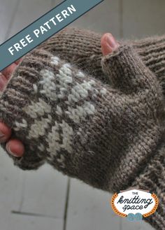 a hand holding a knitted mitt with text overlay that reads free pattern