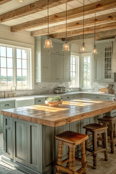 40 Elegant Rustic Farmhouse Kitchen Designs for Cozy Cooking Kitchen Design Farmhouse Modern, Rustic Farm Kitchen Cabinets, Rustic Chic Farmhouse, Rustic Vogue Interior Design, Country Kitchen With Island, Farmhouse Aesthetic Decor, Cozy Rustic Kitchen, Ranch Style Kitchen Ideas, Country Rustic Kitchen Ideas