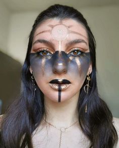 Sun Goddess Cosplay, Summer Goddess Makeup, Silver Goddess Makeup, Egyptian Makeup Aesthetic, Hades Makeup Look, Greek Goddess Eye Makeup, Sun Witch Costume, Hekate Makeup, Gold Witch Makeup