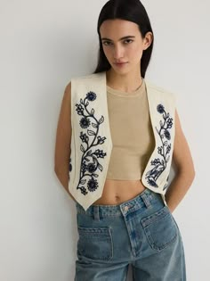 Contemporary Clothes, Clothes Embroidery Diy, Embroidery On Clothes, Upcycled Denim, Coat Design, Estilo Boho, Embroidery Details, Embroidered Dress, Summer Wear