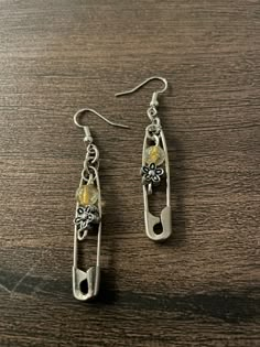 Earrings made of recycled safety pins! Attached to the center are yellow glass beads and plastic flower beads. Safety Pin Jewelry Patterns, Crafty Christmas Gifts, Safety Pin Crafts, Safety Pin Jewelry, Pin Earrings, Safety Pin Earrings, Handmade Wire Jewelry, Pin Jewelry, Yellow Flower