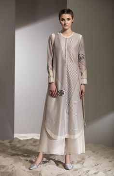 Salwar Kamiz, Kurti Neck Designs, Kurta Designs Women, Maxi Robes, Indian Designer Outfits, Designer Dresses Indian, Kurta Designs, Indian Designer Wear, Ethnic Style