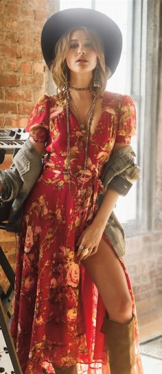 Denim & Supply model, Hailey Baldwin, shows off the new effortless wrap dress for the season. Romantic florals and a flowing wrap silhouette make this cotton gauze dress a chic warm-weather style. How To Have Style, Boots Dresses, Cotton Gauze Dress, Cotton Wrap Dress, Romantic Florals, Boho Beauty, Mode Boho, Taffeta Dress, Gauze Dress