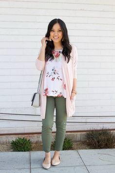 59 Back to School Outfits for Teachers 2018 [Spring x Fall] Floral Top Outfit, Blush Cardigan, Spring Business Casual, Fashionable Work Outfit, Olive Pants, Cardigan Green, Teaching Outfits, Pastel Outfit, Business Casual Outfits For Women