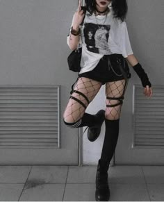 ⚠️YANDERE⚠️ Una joven chica de 16 años de cambia al instituto Shirat… #fanfiction # Fanfiction # amreading # books # wattpad Mode Harajuku, Look Grunge, E Girl Outfits, Neue Outfits, Foto Poses