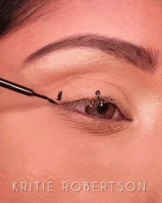 Winged Eyeliner With Glasses, Eyeliner Round Eyes, Eyeliner For Downturned Eyes, Liquid Eyeliner Tutorial, Easy Liner, Eyeliner Wings, Easy Winged Eyeliner, Winged Eyeliner Makeup