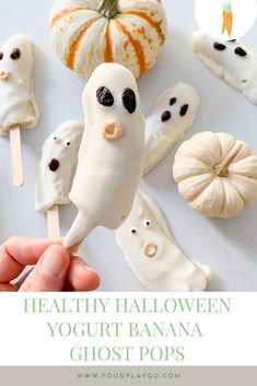 Yogurt dipped frozen banana ghosts Toddler Halloween Food Ideas, Ghost Banana Pops, Health Halloween Treats, Banana Ghosts Halloween, Banana Ghost, Banana Halloween Treats, Halloween Food Blw, Halloween Toddler Meals, Halloween Food Ideas For Toddlers