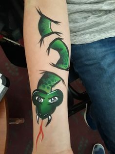 Painting On Arm, Snake Face Painting, Snake Face Paint, Face Painting Halloween Kids, Dinosaur Face Painting, Snake Face, Cool Face Paint