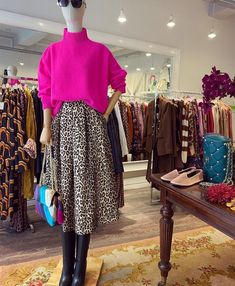 Martinelli Roma, Meeting Outfit, Leopard Print Outfits, Fashion School, Looks Street Style, Modest Fashion Outfits, Hijab Style, Print Skirt, Mode Vintage