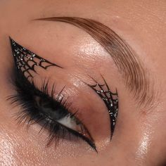 Makeup Looks Graphic Liner, Halloween Graphic Liner, Eyeliner Idea, Demon Makeup, Eyeliner Designs, Cute Eye Makeup, Super Shock, Halloween Eye Makeup, Graphic Makeup