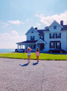 Recreate Pictures, Nantucket Aesthetic, Nantucket Style Homes, Preppy House, Seaside Fl, Hamptons Summer, Beach Destinations, Beach Vacay, Hamptons House