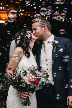 Bubble Confetti Exit for Bride and Groom with Wildflower Bouquet Bubble Confetti, Wedding Shooting, Wedding Portrait Poses, Wedding Bubbles, Wedding Send Off, 2025 Wedding, Creative Wedding Photo, Wedding Exits, Wedding Picture Poses