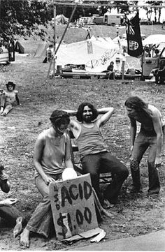 Hippie, 1969 Woodstock Music Festival. 1969 Woodstock, Mundo Hippie, Woodstock Hippies, Hippie Music, Woodstock 1969, Woodstock Festival, Mary Quant, Rock Festival, Joan Baez