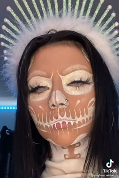 Half Clown Half Skull Makeup, Holween Makeup Ideas, Halloween Aesthetic Disfraz, White Skeleton Makeup, Makeup Halloween Pareja, Maquillaje Halloween Aesthetic, Full Face Halloween Makeup, Skeleton Makeup Aesthetic, Cool Makeup Looks Creative Halloween