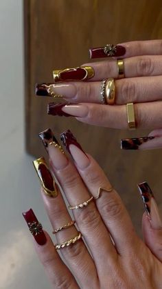 Cute Simple Fall Nail Designs, Fall Textured Nails, Concert Nails Black, Fall Nail Acrylic Designs, Long Square Nails Fall, Mob Wife Nails 2024, Fall Grunge Nails, Black And Gold Halloween Nails, Birthday Fall Nails