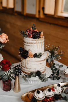 Hochzeitstorte Naked Drip Cake Wedding Cake Figs, Farmhouse Wedding Cake, Boho Winter Wedding, Bohemian Cake, Winter Torte, Fruit Wedding Cake, Flower Table Decorations, Boho Winter