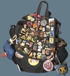 Grunge Backpack Ideas, Badges On Backpacks, Decorated Backpack Aesthetic, Artsy Backpack, Mini Backpack With Pins, Maximalist Backpack, Pins On Bag, Decorated Backpack, Painted Backpack