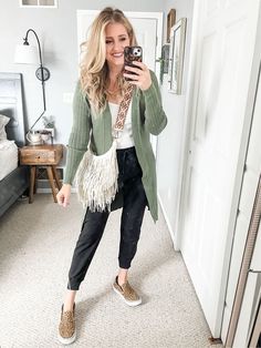 Joggers And Long Cardigan, Jogger And Cardigan Outfit, Womens Jogger Outfits, Womens Joggers Outfit, Casual Outfits For Moms, Walmart Fashion, Joggers Outfit, Black Joggers, Fashion Joggers