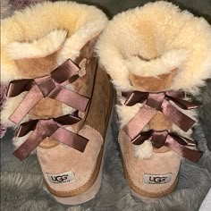 Light Brown/ Beige Bailey Bow Ugg Boots. Girly Boots, Ugg Bow, Bow Ugg Boots, Boots With Bows, Bow Uggs, Ugg Boots With Bows, Cute Uggs, Winter Swag, Bailey Bow Uggs