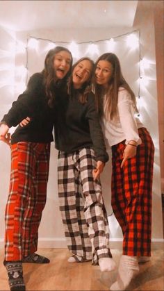 Pajama Day Outfit Ideas, Cute Sleepover Outfits, Pajama Day Spirit Week, Christmas Pjs Aesthetic, Red Plaid Pants Outfit, Xmas Sleepover, Charleston Outfits, Pajama Pants Outfit, Bestie Christmas