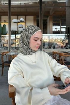 Muslim woman hijab Hijab Trend, Stylish Hijab, Modesty Outfits, Hijab Trends, Muslim Outfits Casual, Hijab Style Casual, Hijabi Fashion Casual, Casual Hijab, Style Hijab