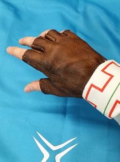 A step by step tutorial to help you complete a small, but vital portion of your Breath of the Wild cosplay, Link gloves! Learn how to do it yourself! Cosplay Ideas For Beginners, Zelda Halloween, Cc Cosplay, Botw Cosplay, Leather Gloves Pattern, Breath Of The Wild Cosplay, Manga Costume