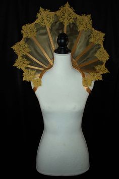 Spiked Organza Ornate Elizabethan Collar. Made with plastic boning and Satin Ribbon. Decorated with embroidery designs. Made to order One size fits most Modern Elizabethan Fashion, Elizabethan Sleeves, Elizabethan Era Fashion, Elizabeth Collar, Shadow Costume, Elizabethan Clothing, Elizabethan Dress, Dramatic Collar, Elizabethan Costume