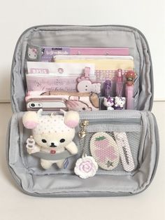 Mochila Kpop, Pink Academia, Uni Bag, Stylish School Bags, School Bag Essentials, Inside My Bag