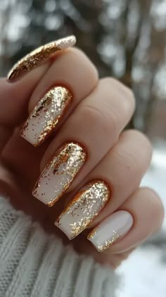 Spring Nails Nail Art With Foil Flakes, Gold Holiday Nails Christmas, Golden Foil Nails, Holiday Nails Gold, Yellow Gold Nails, Gold Leaf Nails, Gold Christmas Nails, Gold Holiday Nails, French Manicure Gel Nails