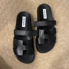 Steve Madden Sandles Brand New Black Steve Madden Sandals Outfit, Modern Black Slides With Flat Heel, Modern Black Flat Heel Slides, Steve Madden Sandals Outfit, Mode Zara, Shoes Steve Madden, Steve Madden Sandals, Sandals Outfit, Business Casual Outfits For Women