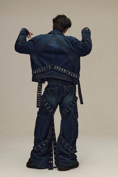 Description: The Multi-Pocket Rivet Spliced Jacket stands at the crossroads of street sensibility and refined craftsmanship. This jacket boasts four frontal pockets, merging functionality with fashion. The shoulders are intricately designed to mimic shoulder armor plating, featuring spliced sewing that extends throughout the sleeves, creating a dynamic, layered look. The back of the jacket introduces an inverted V-shaped multi-layer stitching, adding depth and an element of sophisticated design. Mugler Mens Fashion, Art Aesthetic Fashion, Mens Fashion Vouge, Electropunk Fashion, Rave Accessories Men, Holding Jacket Open Pose, Streetwear Unisex Fashion, Futuristic Outfits Male, Fashion Fits Men