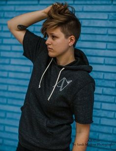 Tomboy Clothing, Androgynous Clothing, Non Binary Fashion, Butch Fashion, Androgynous Haircut, Masculine Outfits, Boyish Girl, Sweatpants And Hoodie, Androgynous Outfits