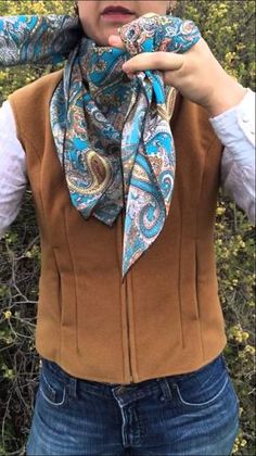 Western Scarf, Scarf Wearing Styles, Ways To Tie Scarves, Flat Hat, Scarf Knots, Ways To Wear A Scarf, How To Wear A Scarf, Square Knot, Wild Rag