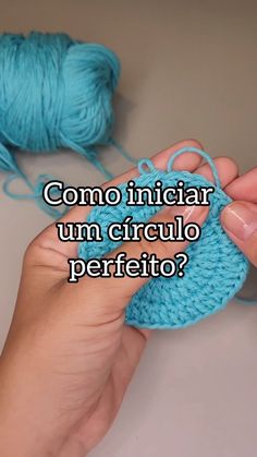 someone is knitting yarn with the words como iniciar un circulo perfeito?