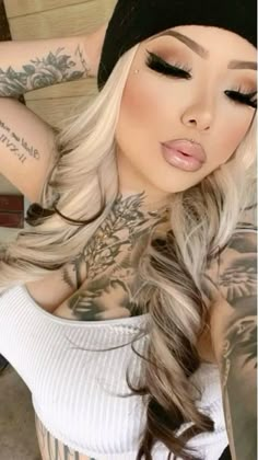 Dark Makeup Blonde Hair, Blonde Hair For Latinas, Makeup For White Hair, Chola Hairstyles Hair, Chula Tattoo, Chicano Makeup, Blonde With Tattoos, Chola Hairstyle, Chicano Tattoos For Women