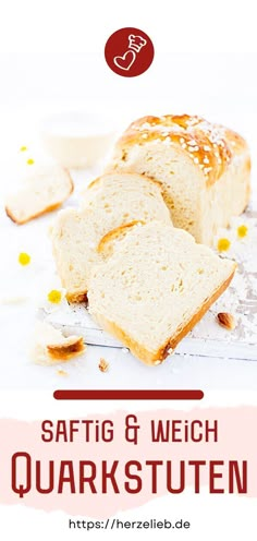 Dieses Bild zum Quarkstuten Rezept zeigt ein angeschnittenes Quarkbrot mit 2 Scheiben, die davor lieben. Der Stuten ist mit Hagelzucker bestreut und liegt auf einem weißen Holzbrett. Im Vordergrund kleine Stücke vom Frühstücksbrot, dekoriert mit Blumen und im Hintergrund eine Schale mit Hagelzucker. Pampered Chef, Chef, Bread, Brioche