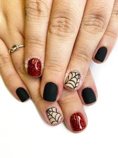 Halloween Sns Nails Ideas, Spider Gel Halloween Nails, Short Nail Design Halloween, Black Matte Nails With Design Halloween, Halloween Nails Gel Simple, Halloween Dip Nails Ideas Black, Halloween Dipped Nails Ideas, Easy Halloween Nail Art For Short Nails, Halloween Nails With Glitter