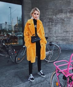 Caroline Daur, Yellow Coat, Streetwear Mode, Look Retro, Urban Street Style, Street Style Winter, Winter Trends, Coat Outfits, Street Style Inspiration