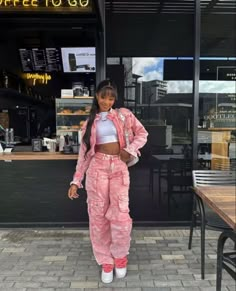 Street Girly Outfits, Nicki Outfits Concert, Pink Outfits Inspiration, Baddie Outfits Casual Pink, Pink Streetwear Outfit Aesthetic, Pink Pants Outfit Black Women, Pink Cargos Outfit, Streetwear Fashion Pink, Pink Cargo Pants Outfits Winter