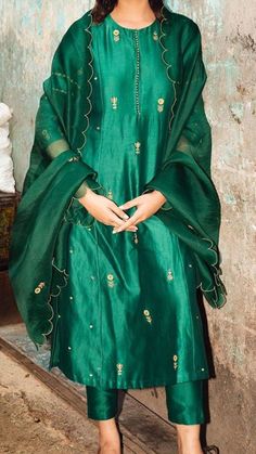 Latest Silk Suits Designs 2022, Neck Designs For Silk Suits, Bottle Green Suits Women Indian, Chanderi Suits Design Party Wear, Party Wear Kurta Designs Women, Banarasi Salwar Suit Designs, Chanderi Silk Suit Designs Indian, Green Traditional Outfit, Banarasi Kurti Design